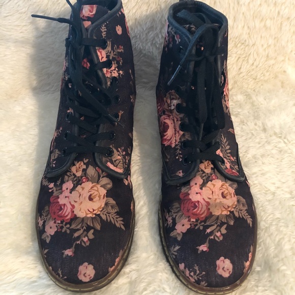 Dr. Martens Shoes - Dr. Martens Size 9